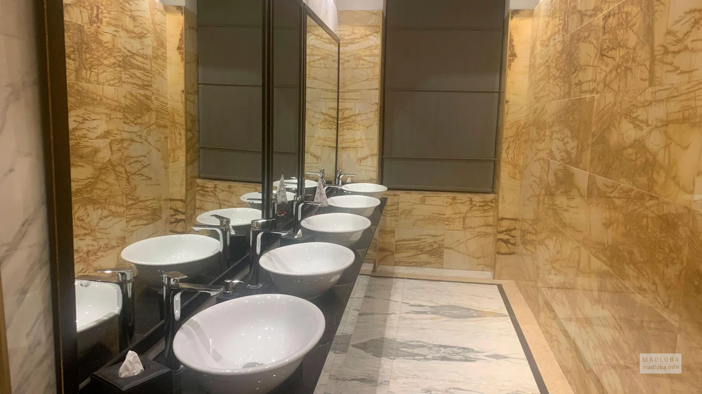 Уборная в The Biltmore Hotel Tbilisi