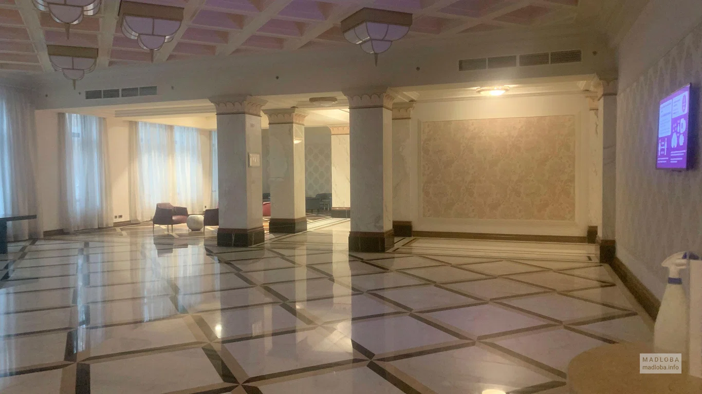 Холл в The Biltmore Hotel Tbilisi