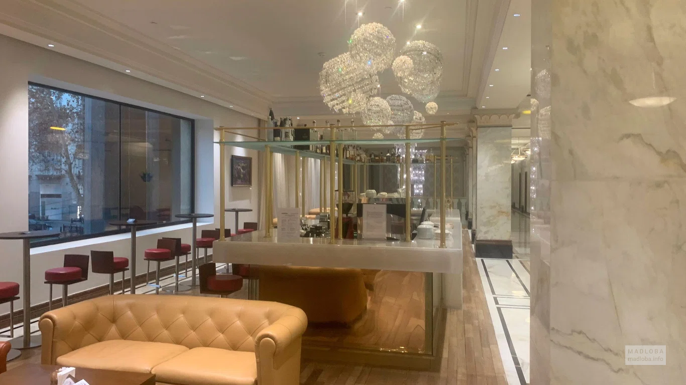 Уютные диваны в лаунж зоне The Biltmore Hotel Tbilisi