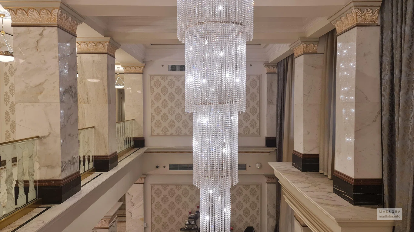 Хрустальная люстра в The Biltmore Hotel Tbilisi