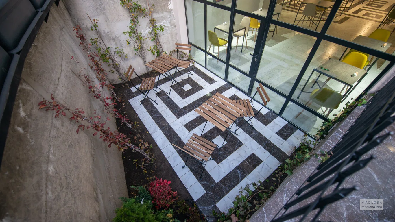 Веранда отеля Bina 21 Hotel в Тбилиси
