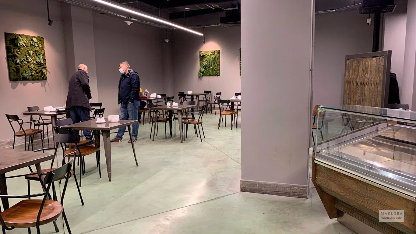 Столы для посетителей в бистро Agrohub