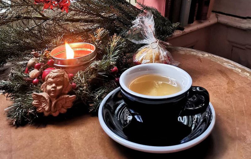Подача кофе в кофейне Black Cup в Тбилиси