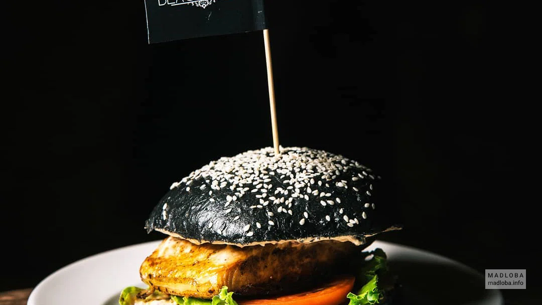 Бургер в кафе Black Cafe