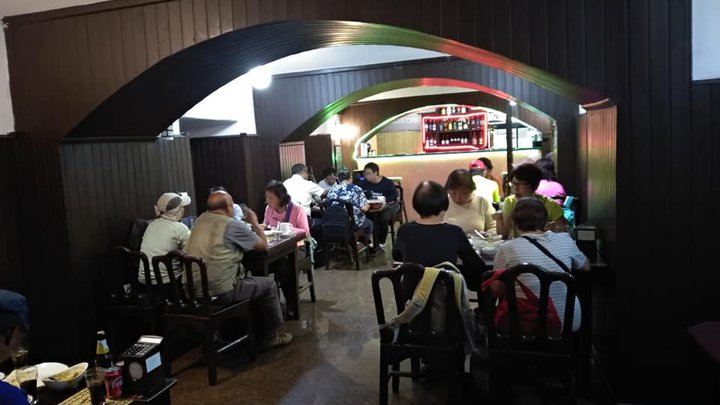 Blue Max Bar & Restaurant
