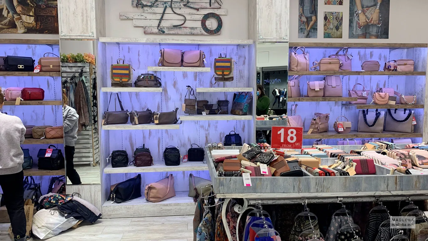 Полки с сумками в магазине Bolsero