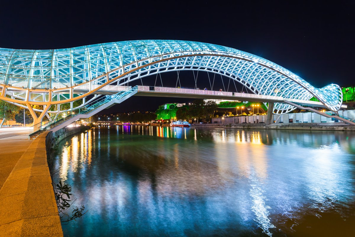 Мост Мира ночью
