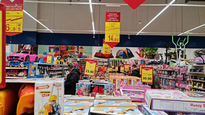 Супермаркет "Карфур" на ул. Твалчрелидзе