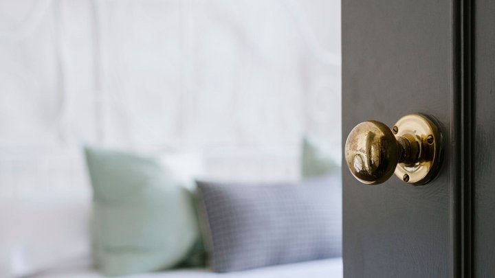 What to do if the door creaks: causes and ways to fix this problem