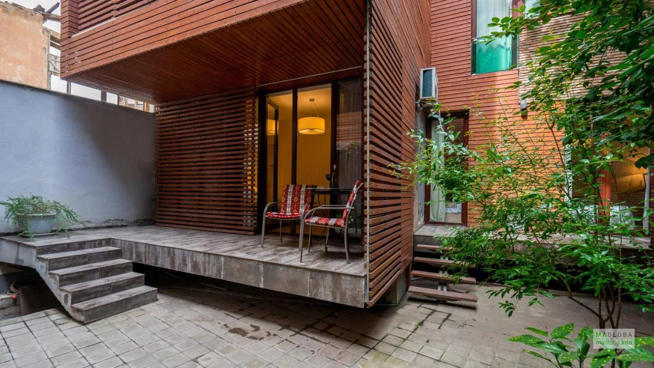Вход в City Core Apartments в Грузии