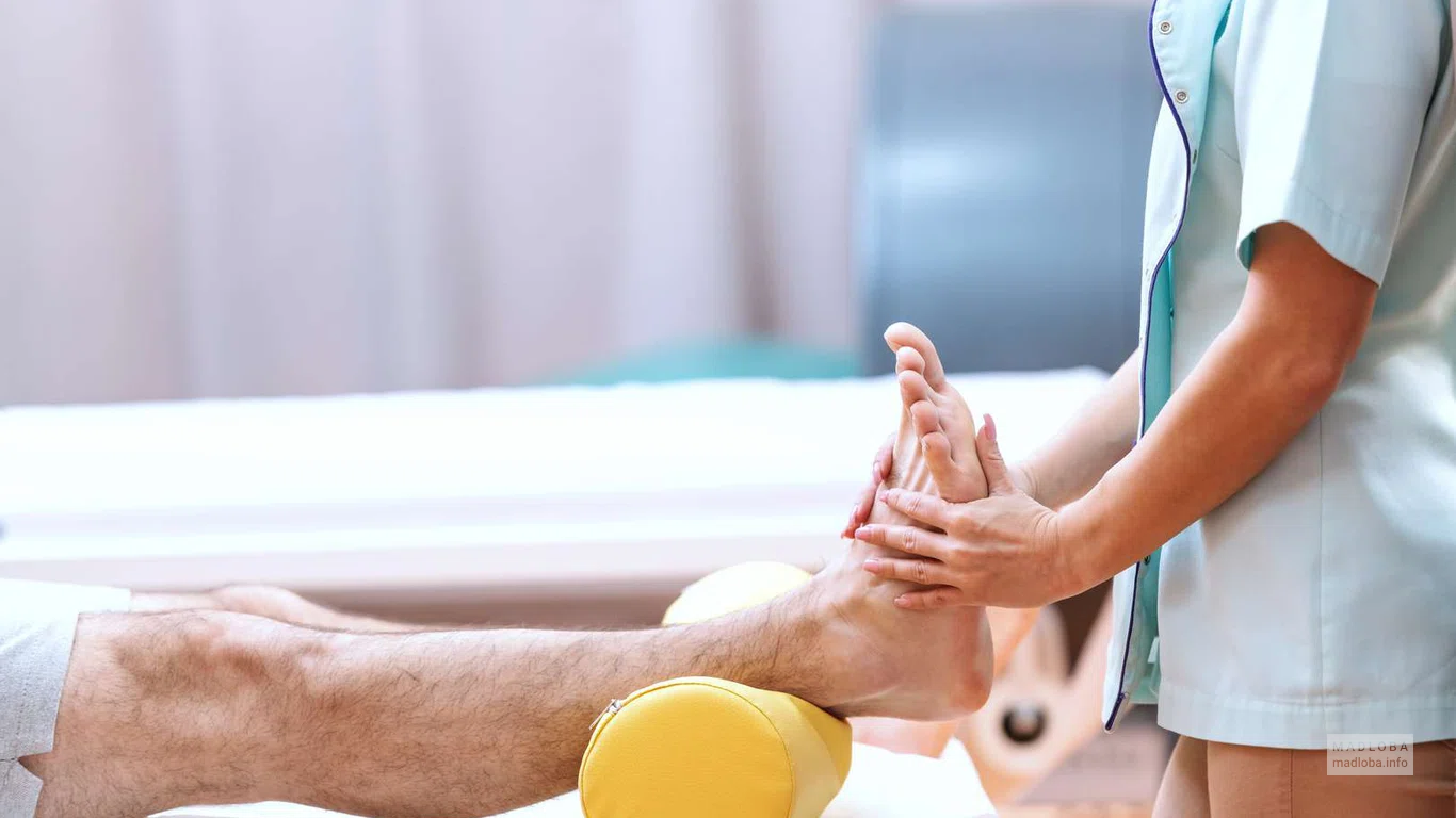 Foot massage: Healing and relaxation for tired feet, restoring lightness and energy.