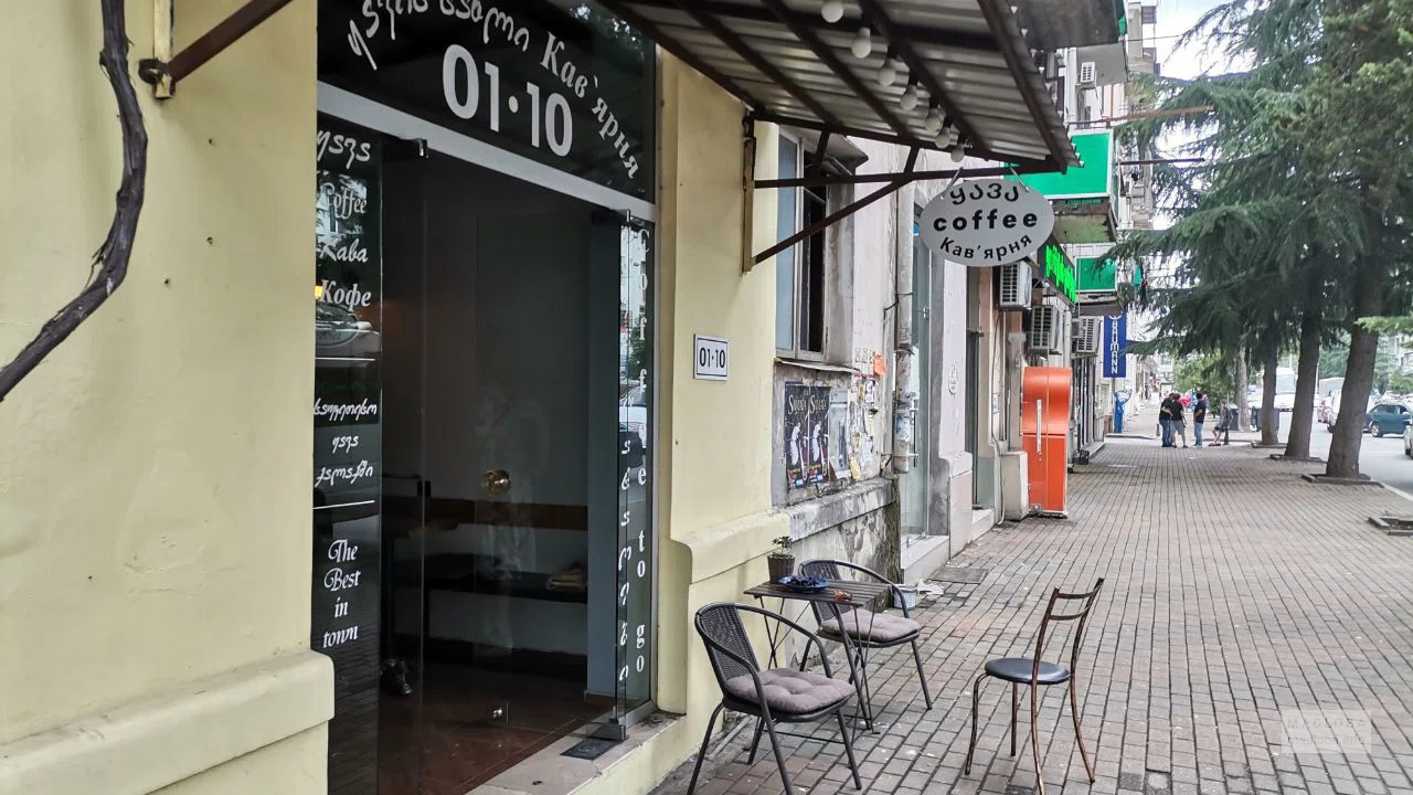 Вход в кофейню Coffee 01•10 в Батуми