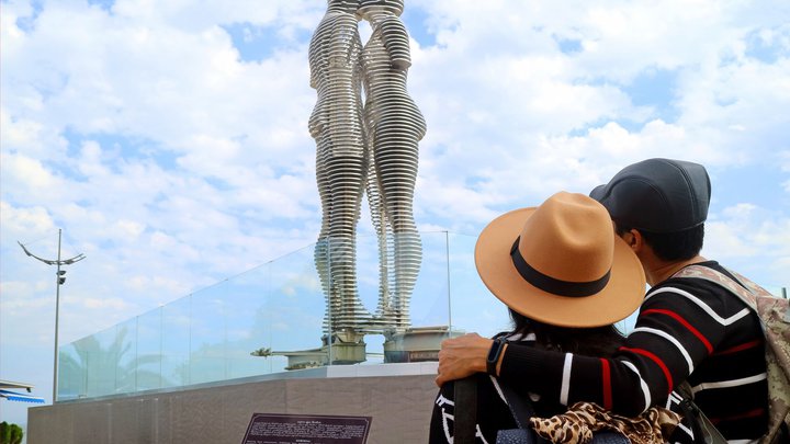 Ali and Nino, Sculpture