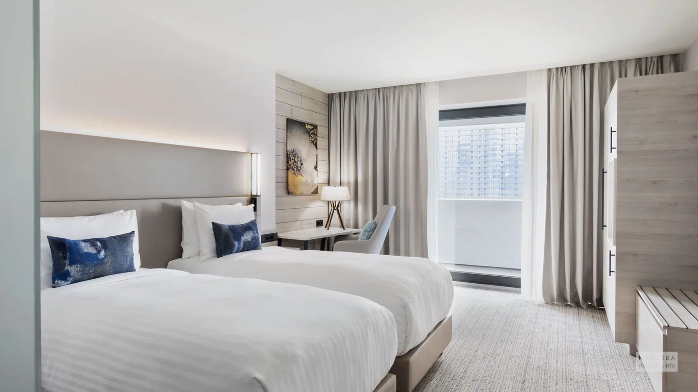 Интерьер номера в Courtyard by Marriott