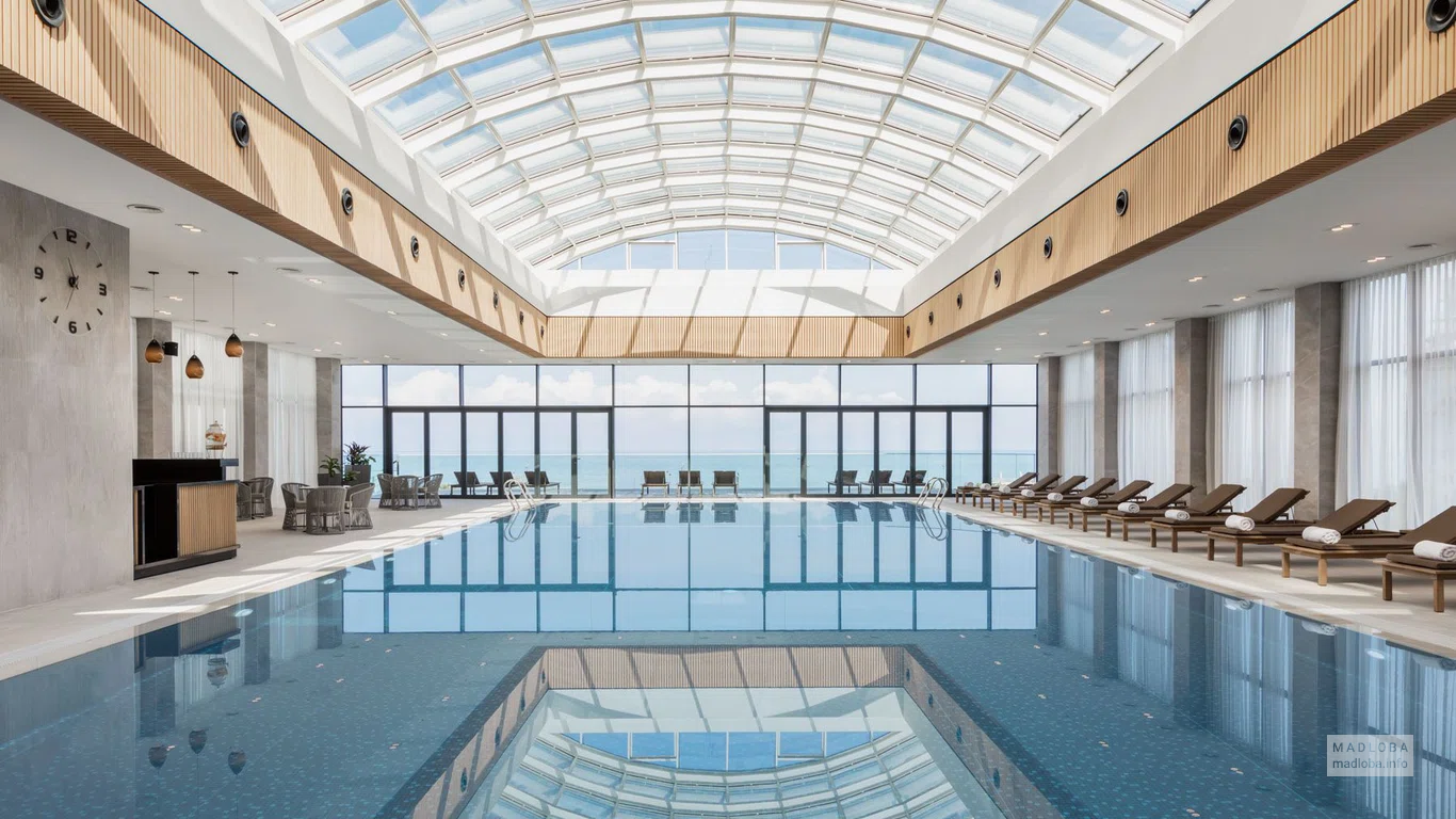 Бассейн в гостинице Courtyard by Marriott