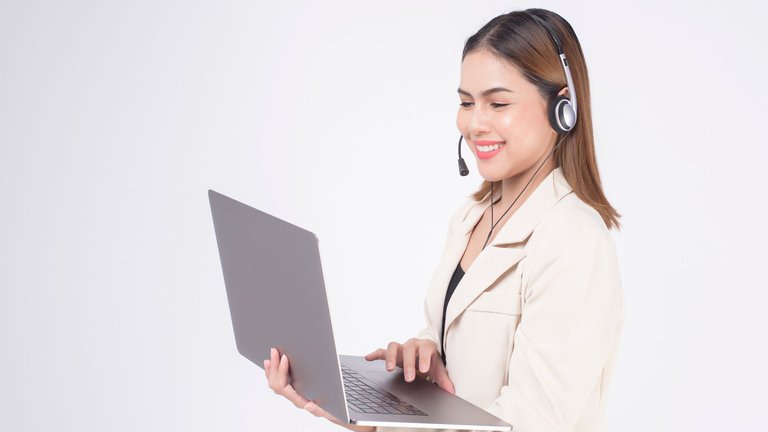 Customer service operator Madloba