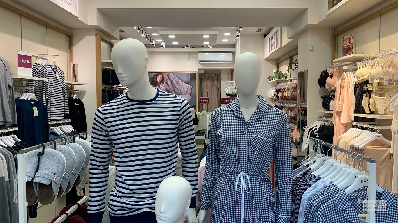 Манекены в Women's clothing store DAGI