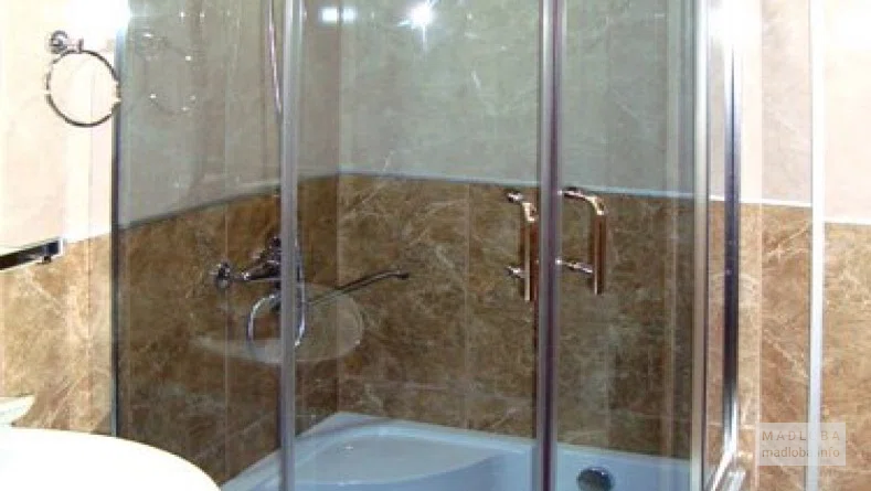 Душевая кабине в номере Danisimo Hotel