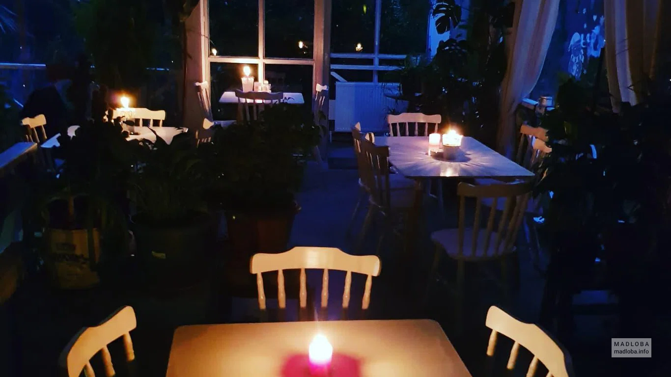 Столики в зале Deliria Cafe-Restaurant