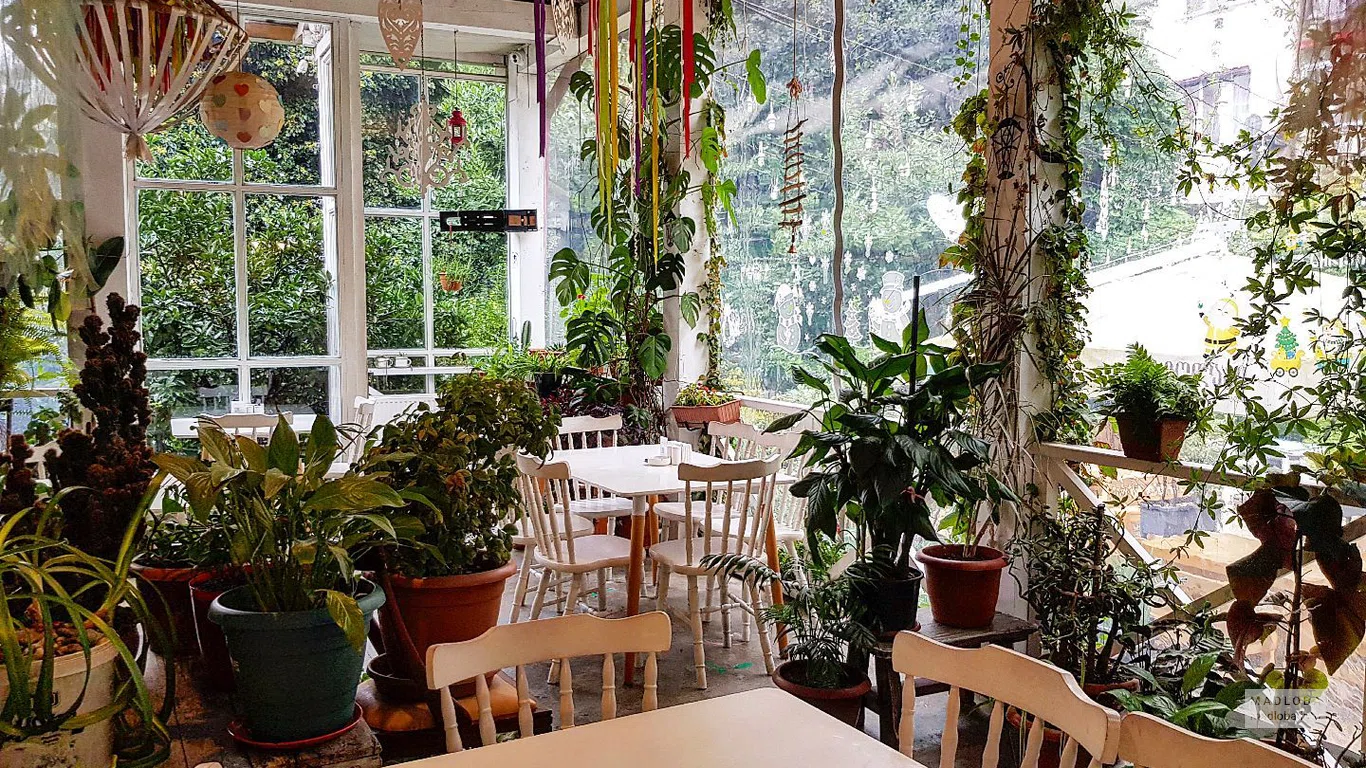 Интерьер в Deliria Cafe-Restaurant
