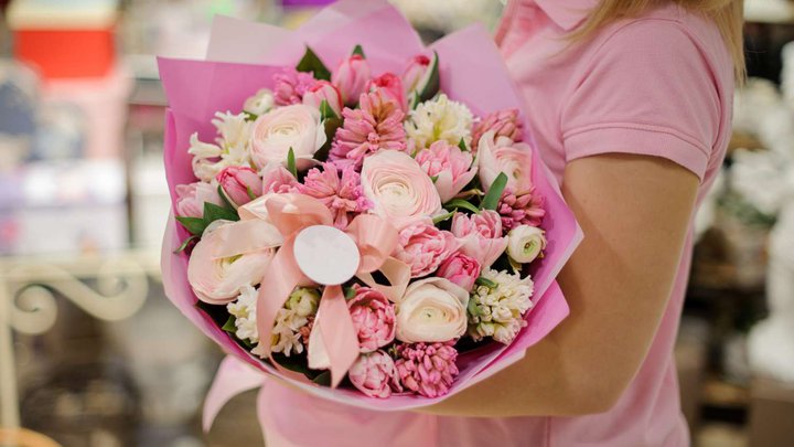 How to Choose the Perfect Bouquet? The Magic of Georgian Flowers: A Complete Guide to Prices, Delivery, and Popular Types for 2025