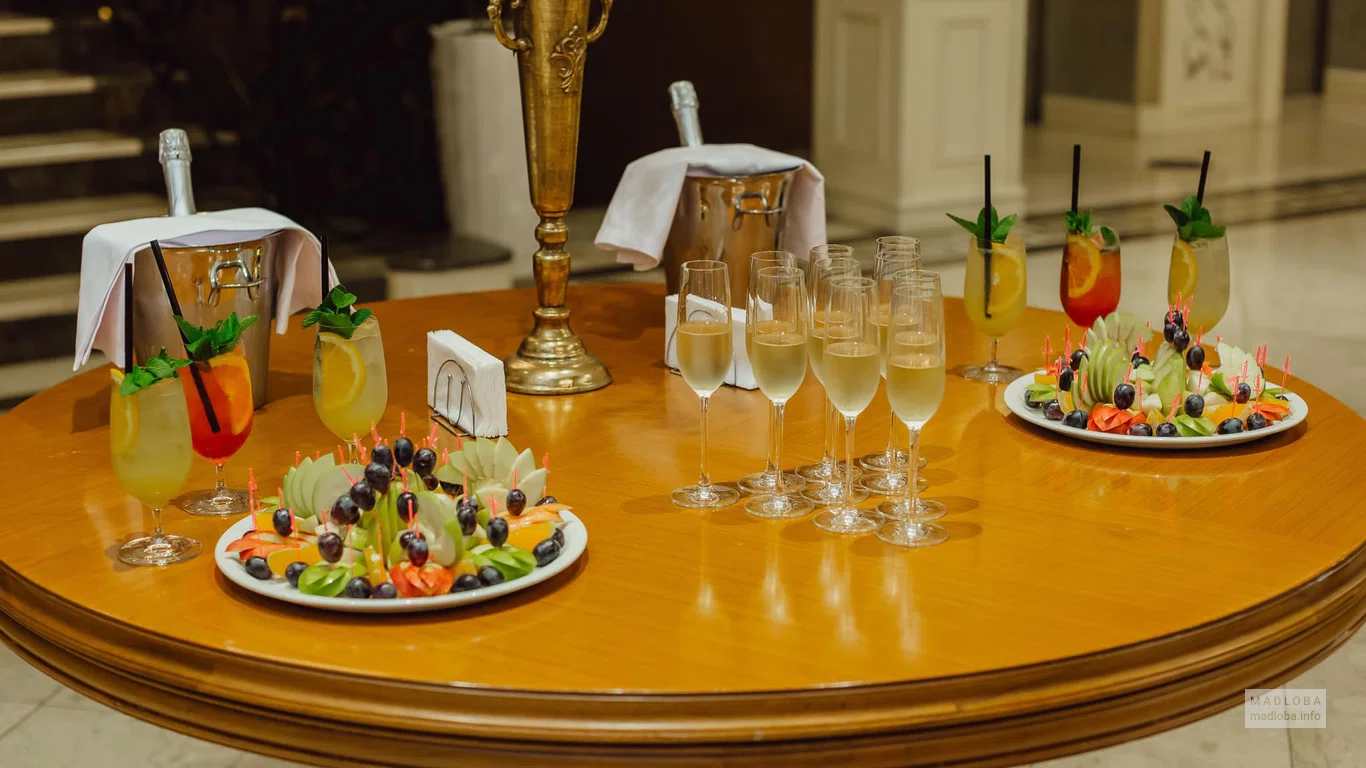 Накрытый столик а Divan Restaurant