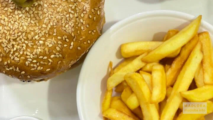 Подача фастфуда в Divan Restaurant