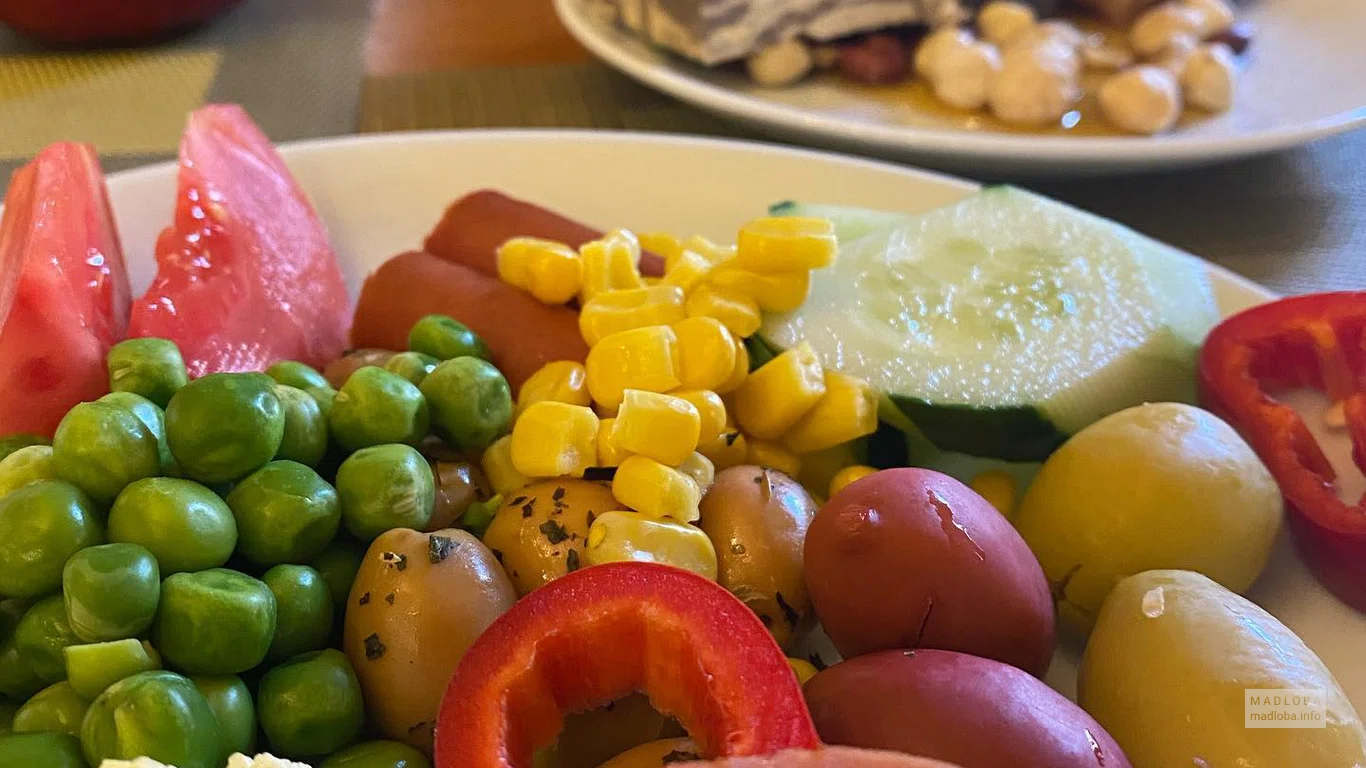 Подача закусок в Divan Restaurant