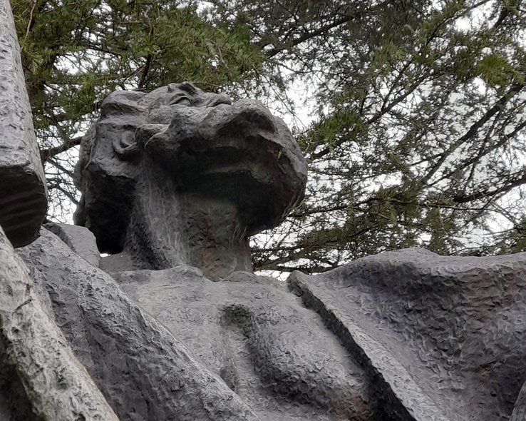 Памятник Табидзе в музее Чквиши