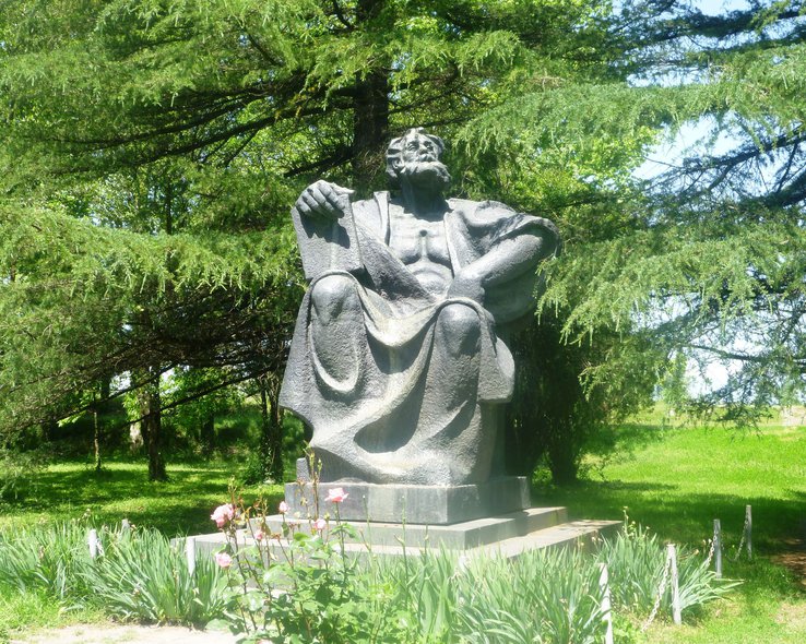Памятник Табидзе в Чквиши