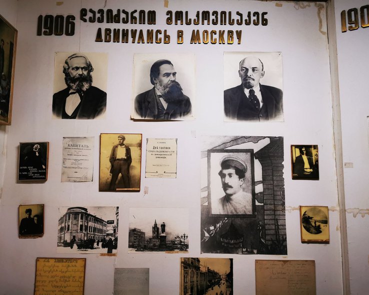 Выставочные экспонаты в музее Маяковского в Тблиси