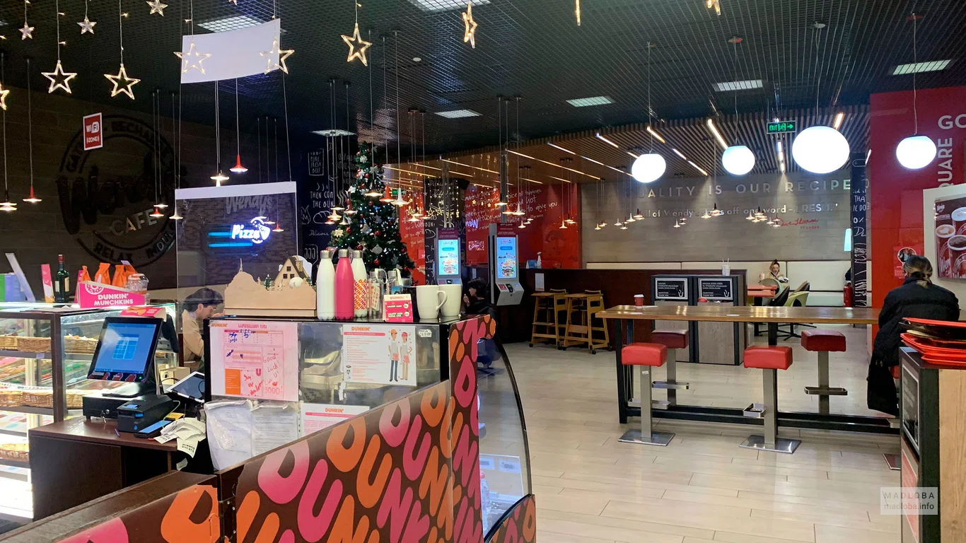 Барные столы и высокие стулья в Cafe Dunkin'