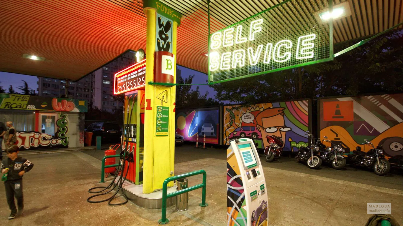 Заправка "Wissol Petroleum Georgia" ночью