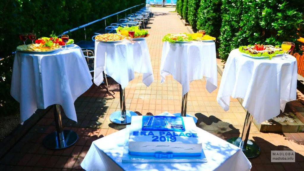 Столики с угощениями в Era Palace Gonio Hotel