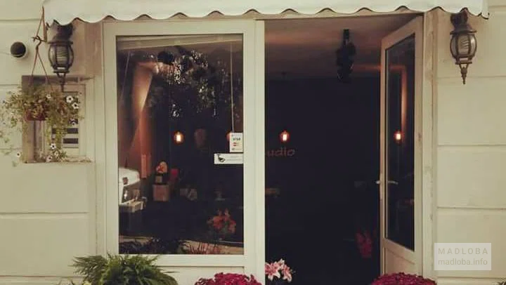 Вход в цветочный магазин Flower-studio