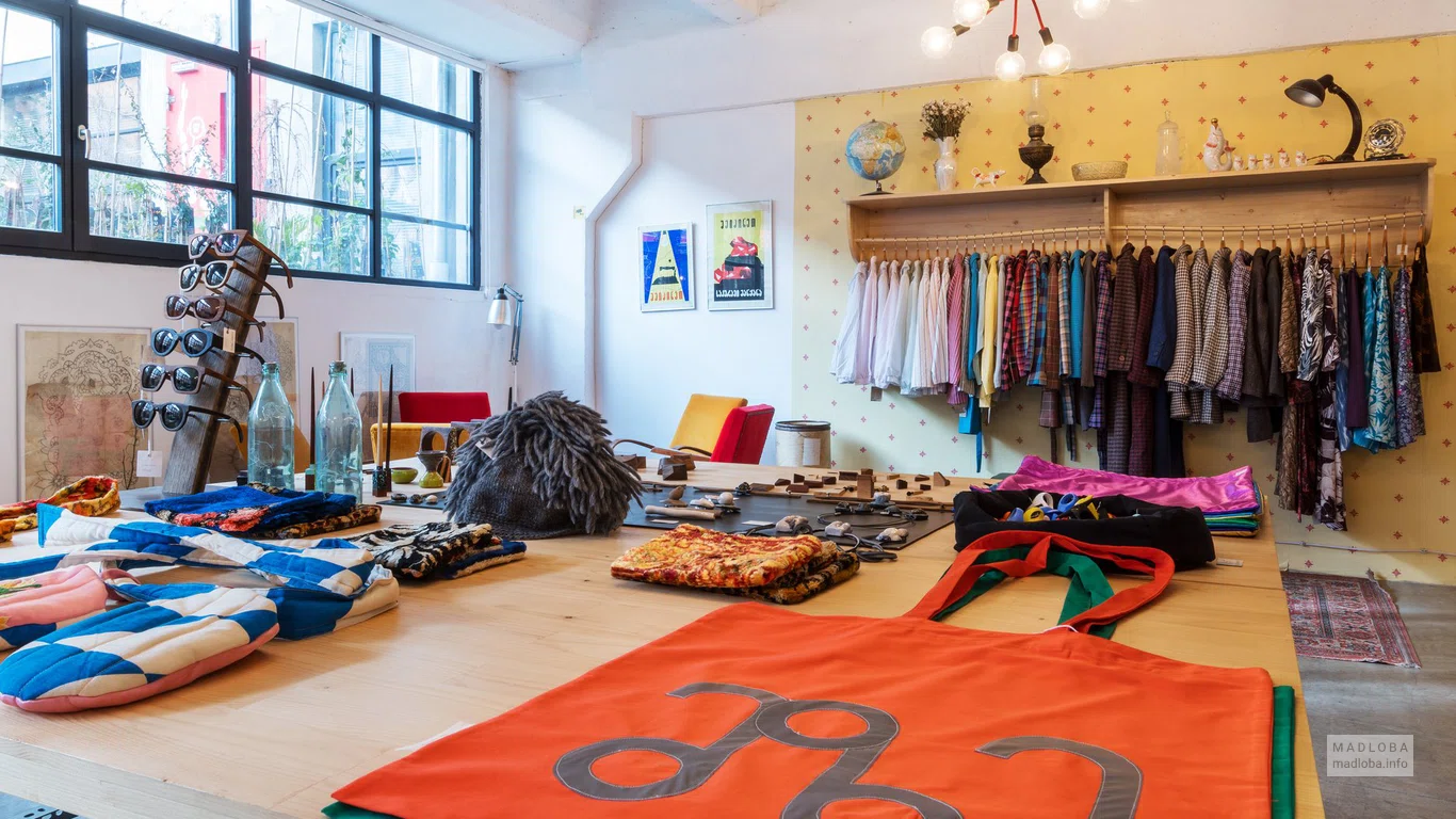 Clothing Store Flying Flying Painter
