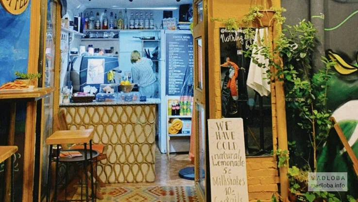 Вход в кофейню fox coffee
