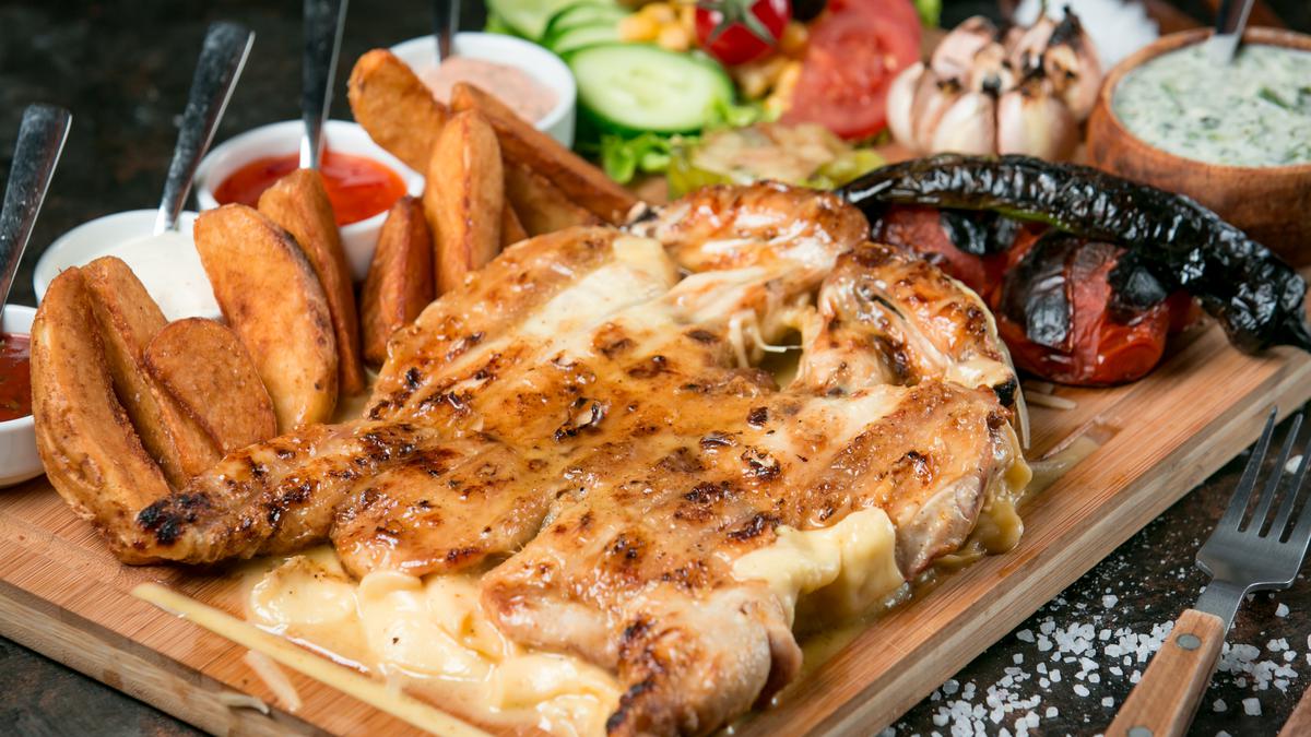 Цыпленок табака с различными соусами и печеными овощами