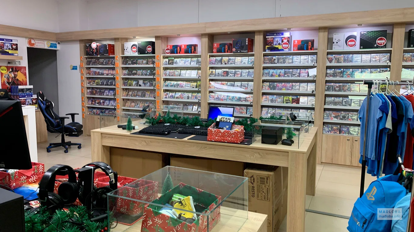 Стеллажи с игровыми дисками в Shop Game Zone