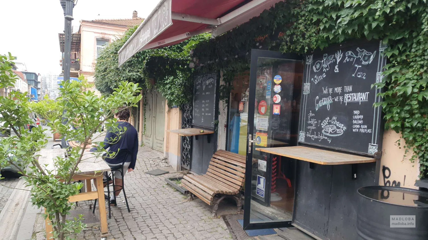 Вход в Garage Wines