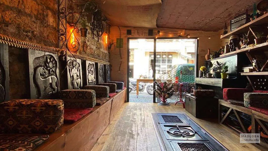 Интерьер в ресторане Garage Wines