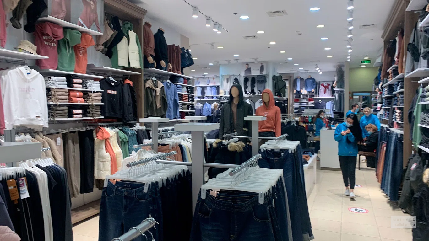 Интерьер магазина Giordano