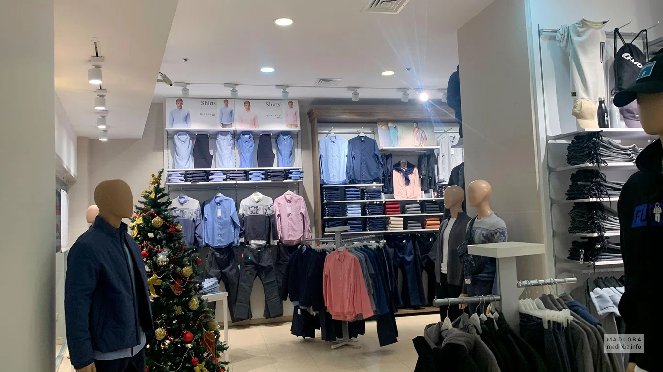 Торговый зал в магазине Giordano