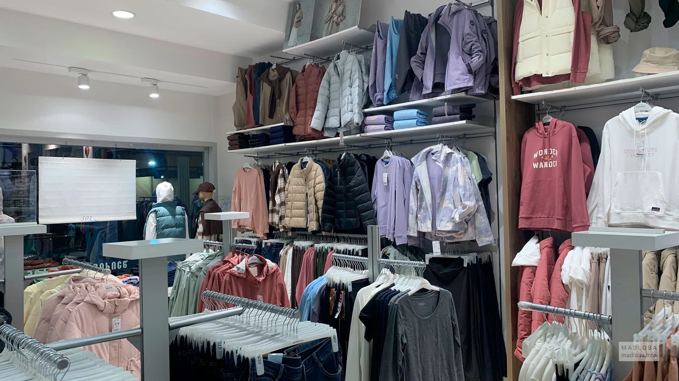 Куртки в магазине одежды Giordano