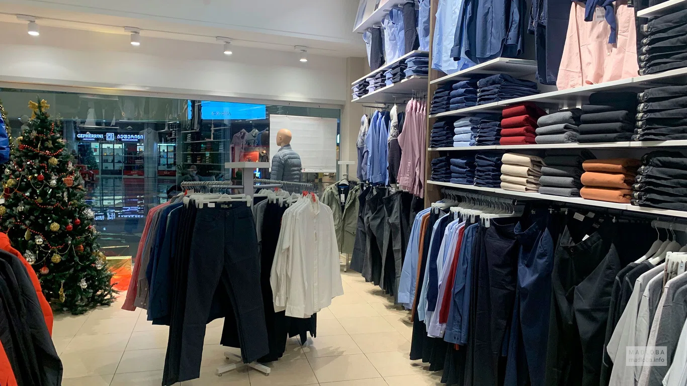 Брюки в магазине одежды Giordano