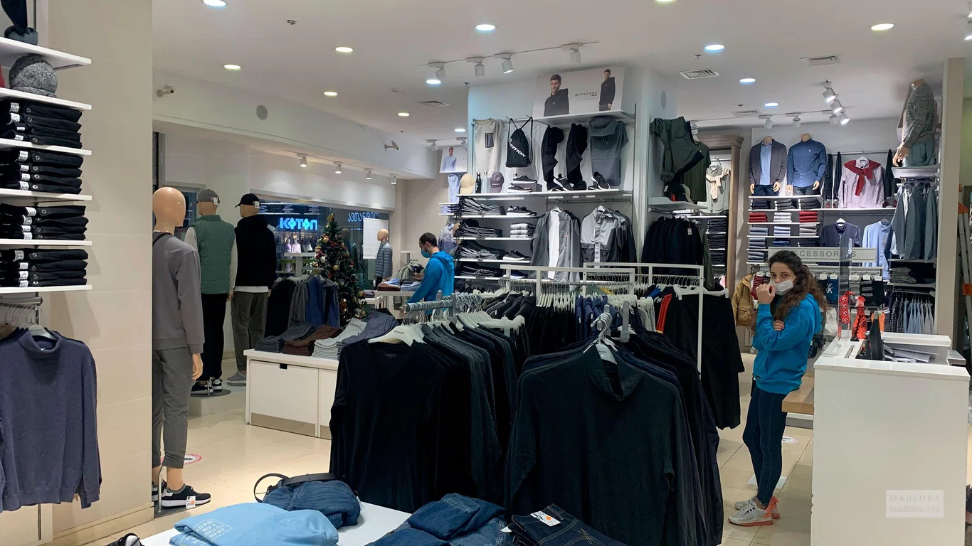 Мужская одежда в магазине Giordano