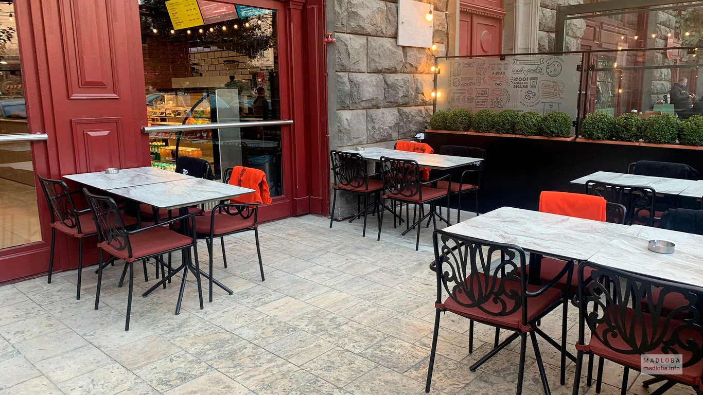 Cafe Gloria Jeans столики на улице