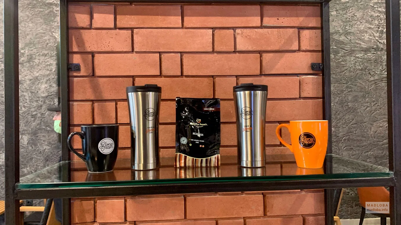 Украшение интерьера кафе Gloria Jeans
