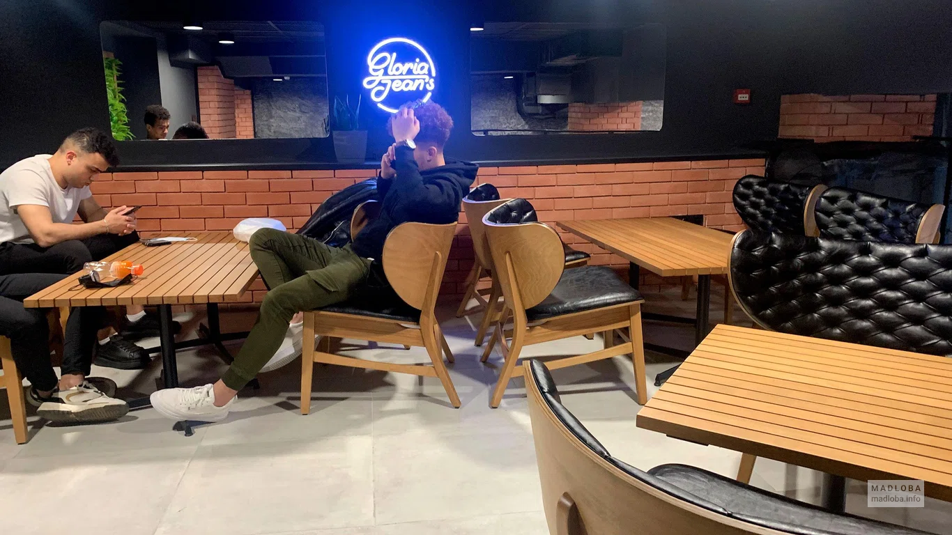 Посетители Cafe Gloria Jeans в Тбилиси