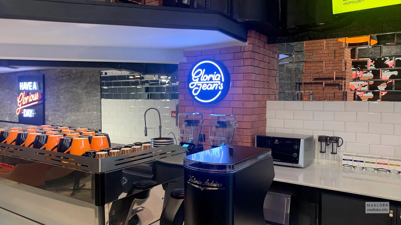 Логотип на стене кафе Gloria Jeans